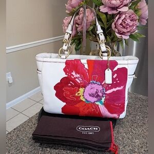NWT Coach Poppy Limited Edition White and Red Floral Shoulder Bag 9244